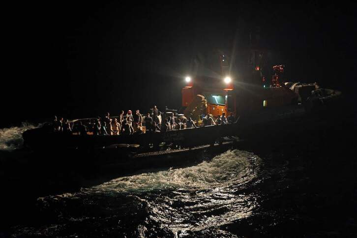 Un remolcador transporta a un grupo de evacuados a un barco saudí.