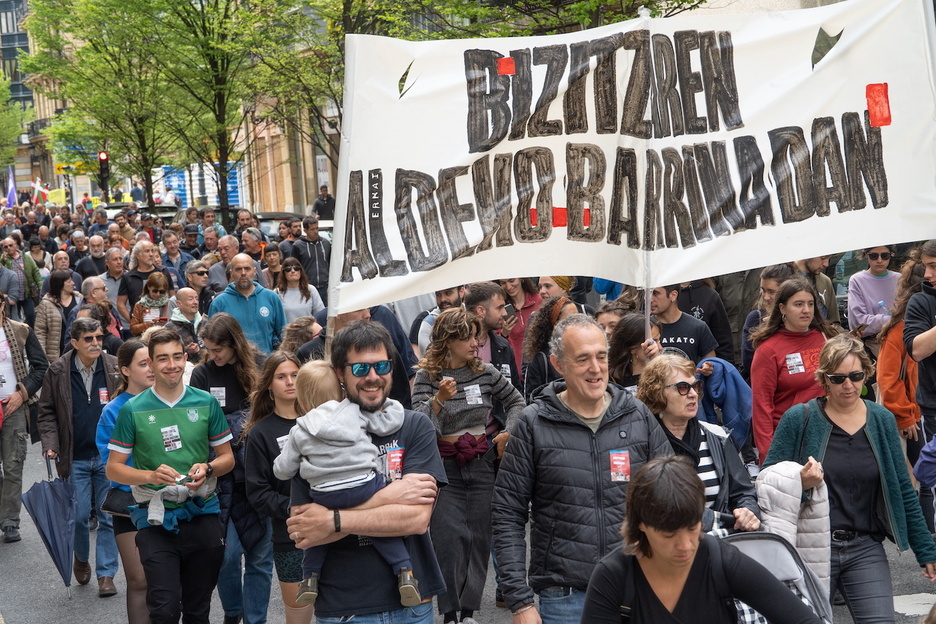 Un año más, los principales sindicatos vascos han convocado manifestaciones en distintos puntos del territorio. Iamgen de la manifestación de LAB en Donostia. 