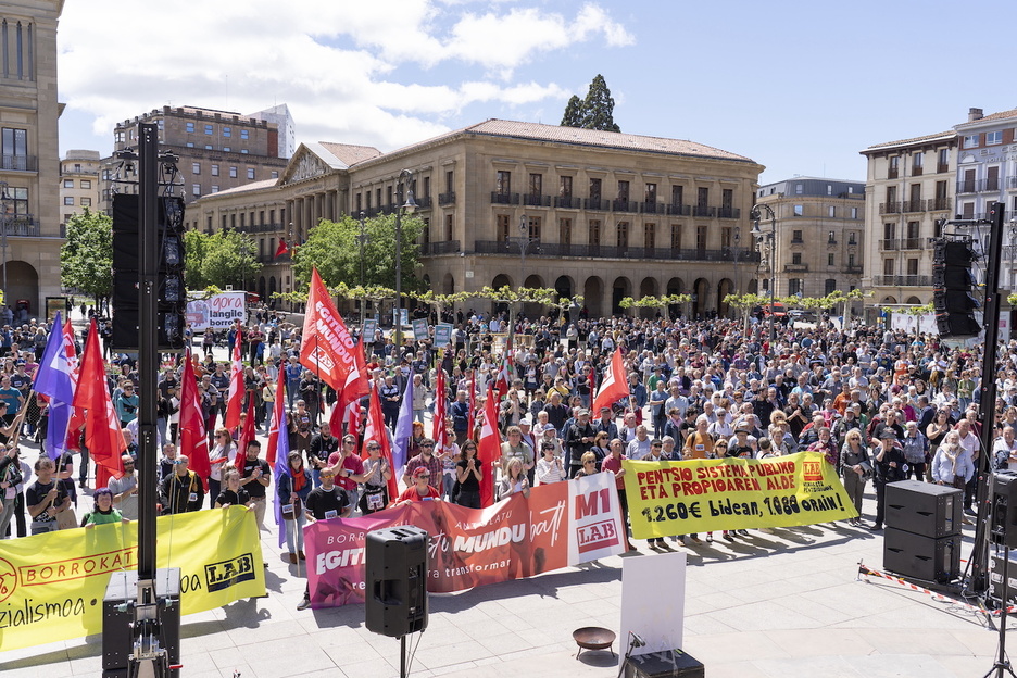 La marcha organizada por LAB en las calles de Iruñea ha concluido en la plaza del Castillo dejando imágenes como esta. 