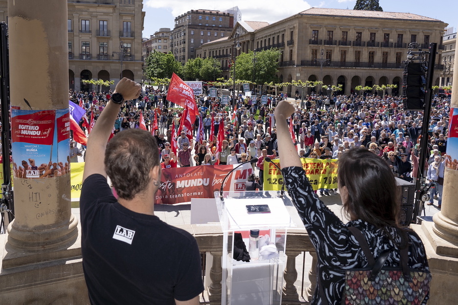 Portavoces de LAB durante su discurso frente a una abarrotada plaza del Castillo. 