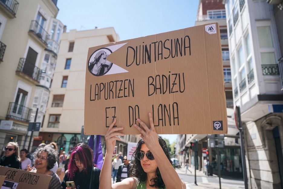 ‘Si te roba la diginidad, ya no es trabajo’, reza esta pancarta exhibida en la manifestación de UGT y CCOO en Gasteiz. 