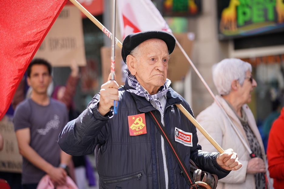 Un hombre porta una bandera durante la manifestación de UGT y CCOO en Gasteiz. 
