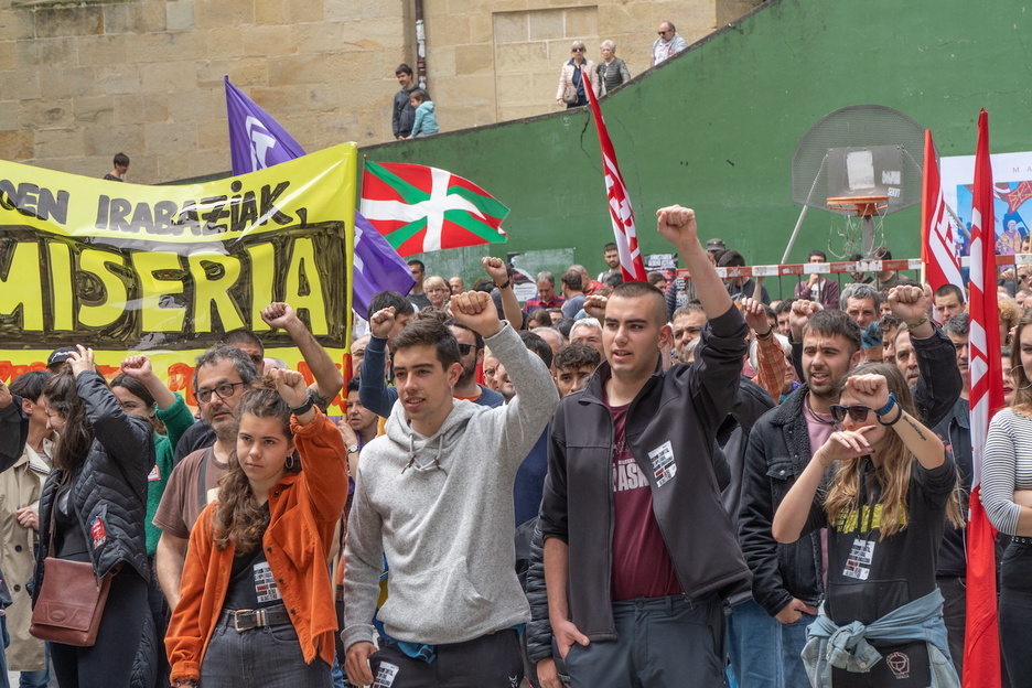 Jóvenes durante la manifestación de LAB en Donostia. 