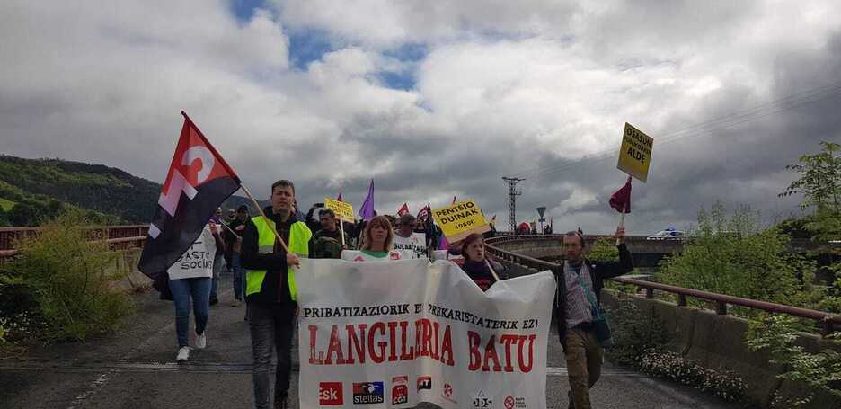 Marcha desde Errenteria a Donostia organizada por los sindicatos ESK, Steilas, CGT y CNT.