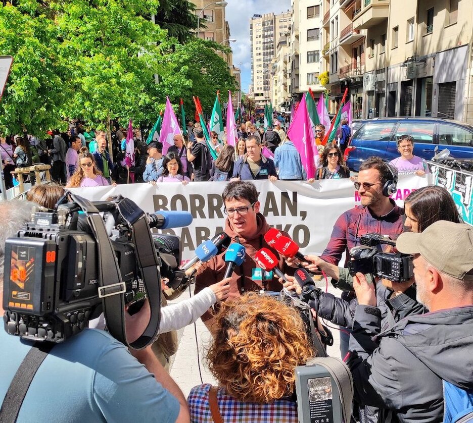 Imanol Pascual atiende a los medios durante la movilización de ELA en Iruñea. 