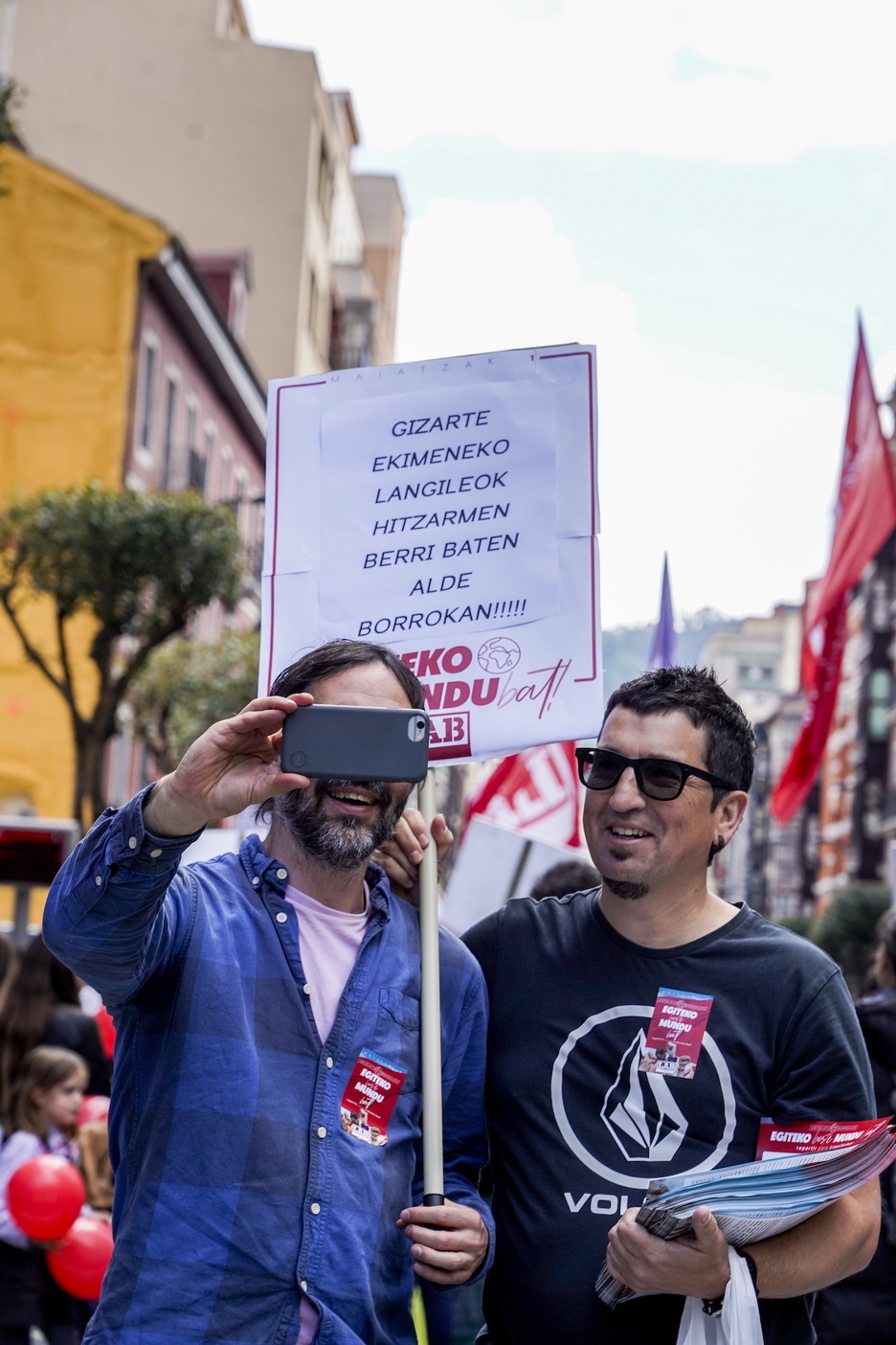 LAB se ha manifestado en Iruñea, Bilbo, Tutera, Donostia, Gasteiz, Eibar, Baiona y Maule. En esta imagen, dos manifestantes marchan por las calles de Bilbo. 