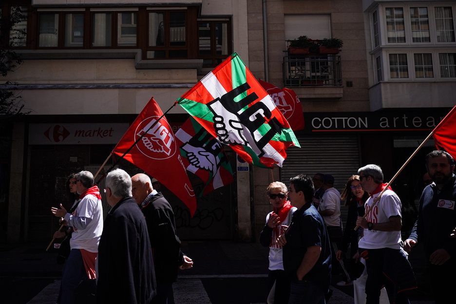 Banderas de UGT durante la manifestación convocada en Gasteiz. 