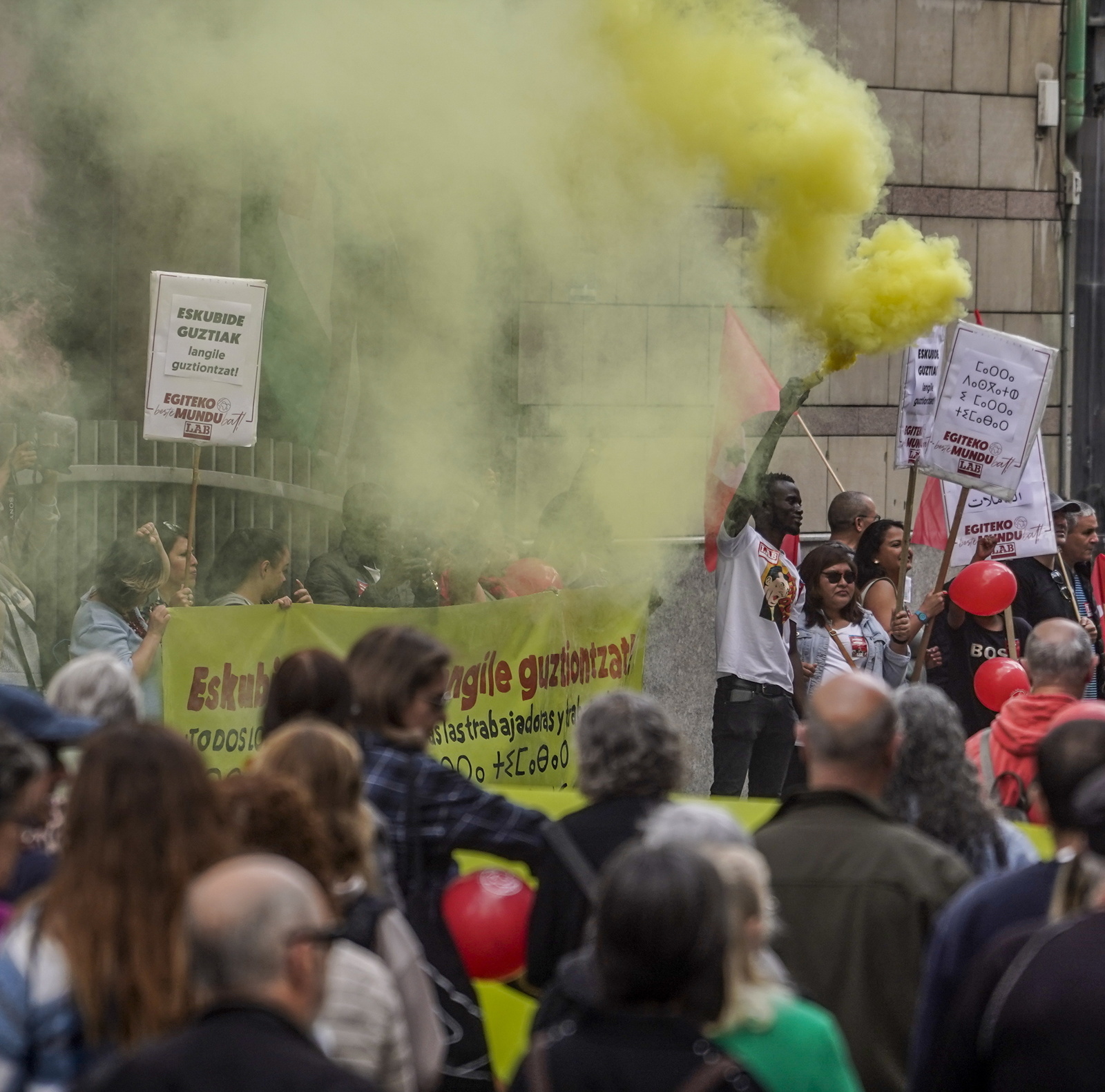 Ambiente festivo y reivindicativo en la manifestación de LAB. (Marisol RAMIREZ / FOKU)