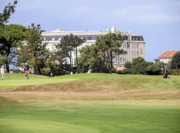 Iazko idortearen aztarnak, Biarritzeko Itsasargiaren golf zelaian.