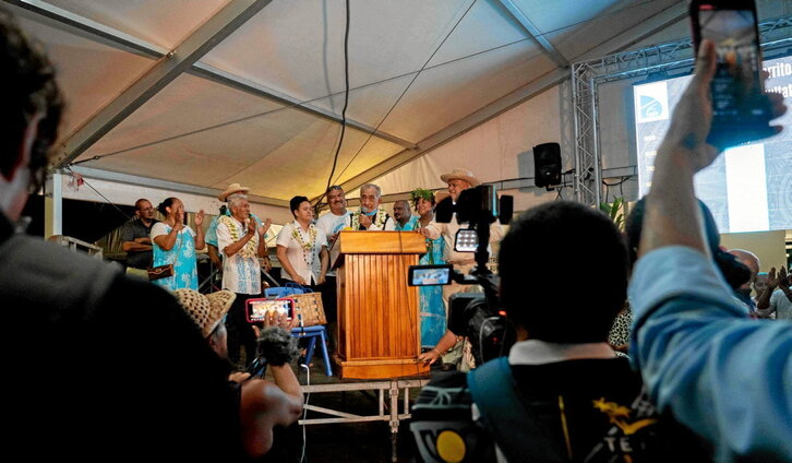 Oscar Temaru, Tavini alderdi independentistaren garaipena ospatzen.