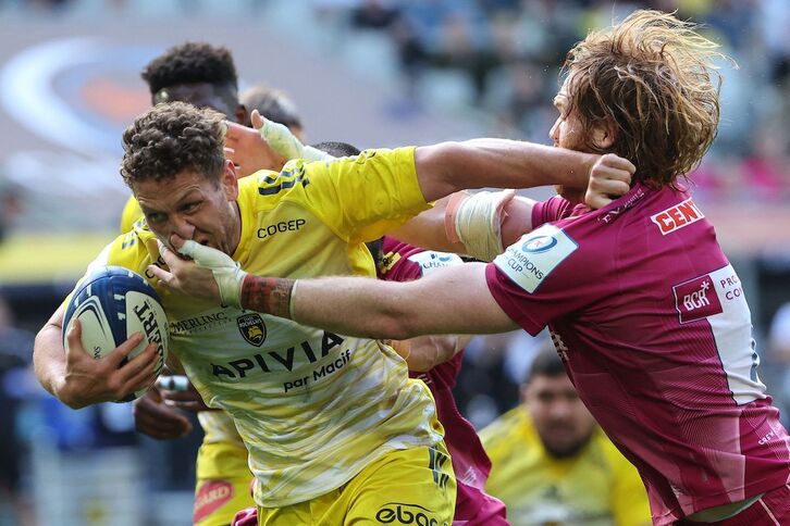 Tawera Kerr-Barlow firmó un doblete contra Exeter Chiefs.