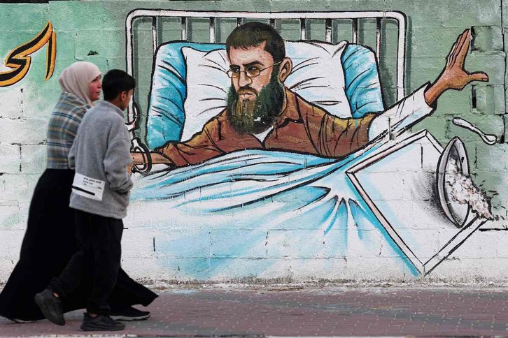 Un mural en Gaza en apoyo a la huelga de hambre de Khader Adnan.