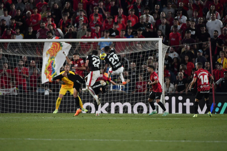 Raúl García y Adu Ares pugnan por la pelota en la acción previa al penalti en Mallorca.