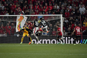 Raúl García y Adu Ares pugnan por la pelota en la acción previa al penalti en Mallorca.