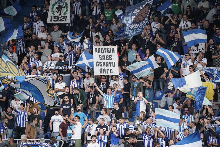 La grada popular de Mendizorrotza en el partido liguero que enfrentó al Alavés con el Sporting.