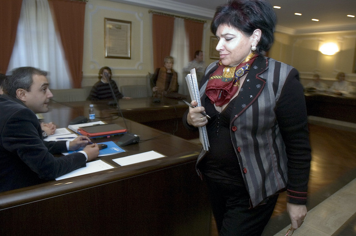 Ana Urchueguía sale del Salón de Plenos del Ayuntamiento de Lasarte-Oria en 2007 tras superar gracias al edil del PP una moción de censura presentada por ANV, PNV-EA y la plataforma PCLO.