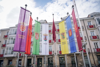 Banderas de las cuadrillas de Araba junto al Palacio Foral, en Gasteiz.