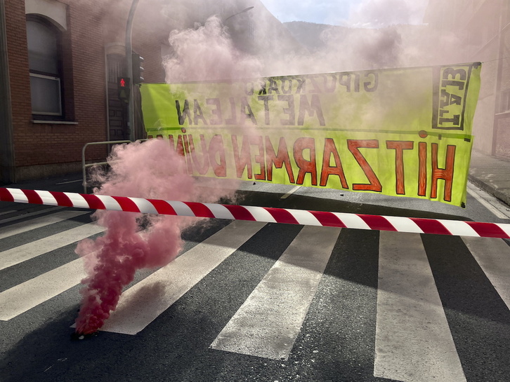 Corte de carretera de LAB en Legazpi en el marco de las protestas por el convenio del Metal.