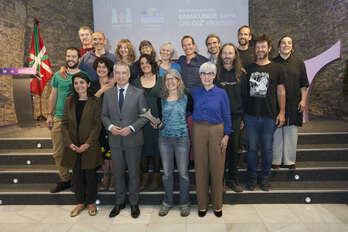 On:giz-eko ordezkariak, lehendakaria, Melgosa sailburua eta Emakundeko ordezkariekin batera.