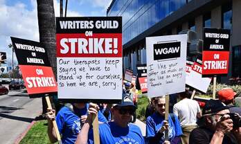 Piquete de guionistas frente a la sede de Netflix en Sunset Bouleva.rd