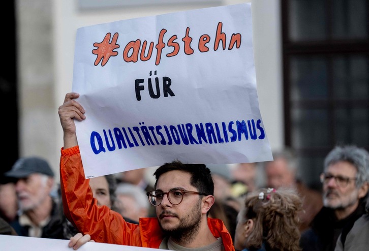  Kalitatezko prentsaren aldarrrikapena Vienan, Austrian. 