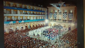 Aurreko urteotan egin izan ohi den bezala, gisa honetako pankarta jarri nahi zuten San Sebastian egunaren bezperan.