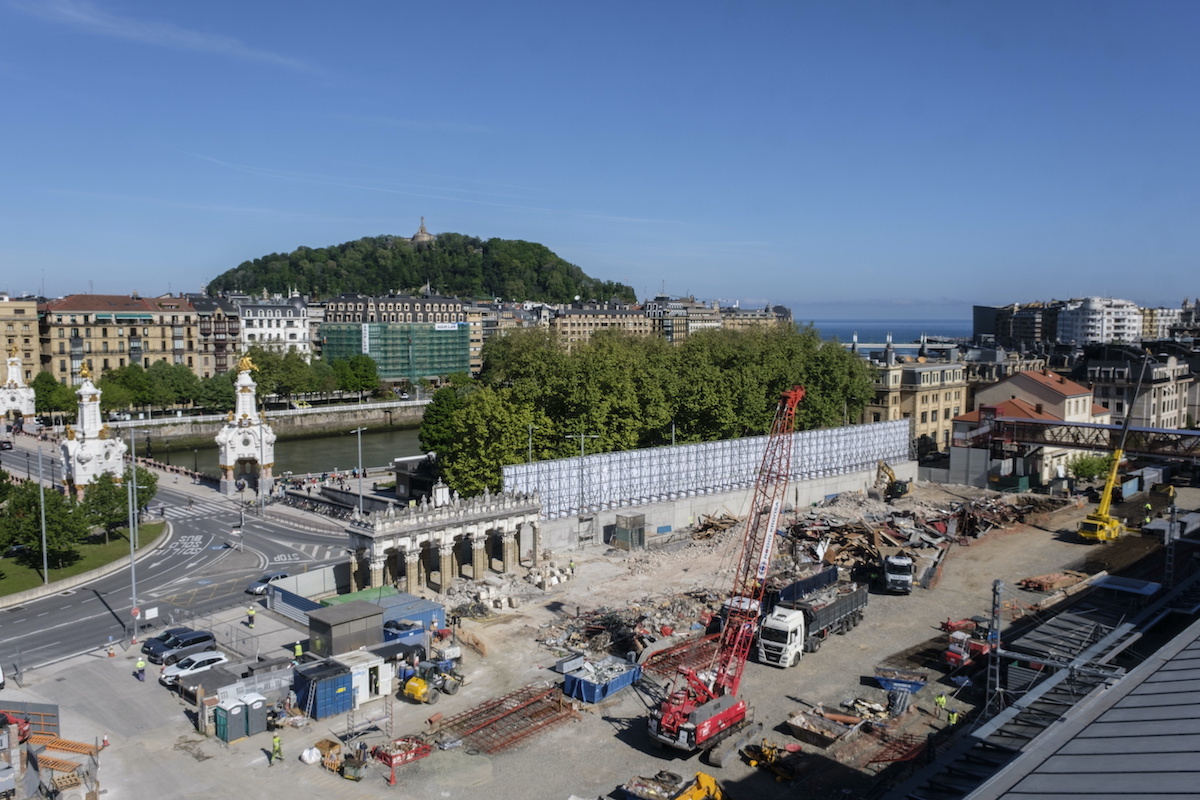 El edificio de la estación del Norte de Donostia es historia convertida en cascotes. (Jon URBE | FOKU)