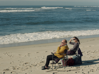 El veterano cineasta Adolfo Arrieta y la actriz Rita Durao.