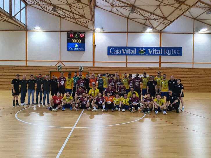 Bidasoa Irun eta Erromoko jokalariak, finala amaitu ostean.