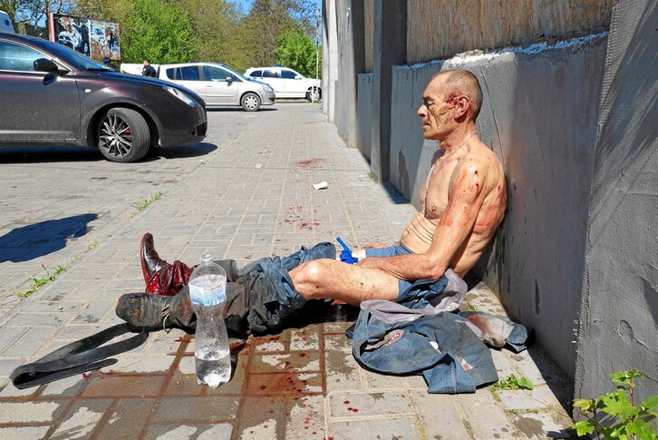 Un herido en el exterior de un supermercado tras un bombardeo ruso en Jerson.