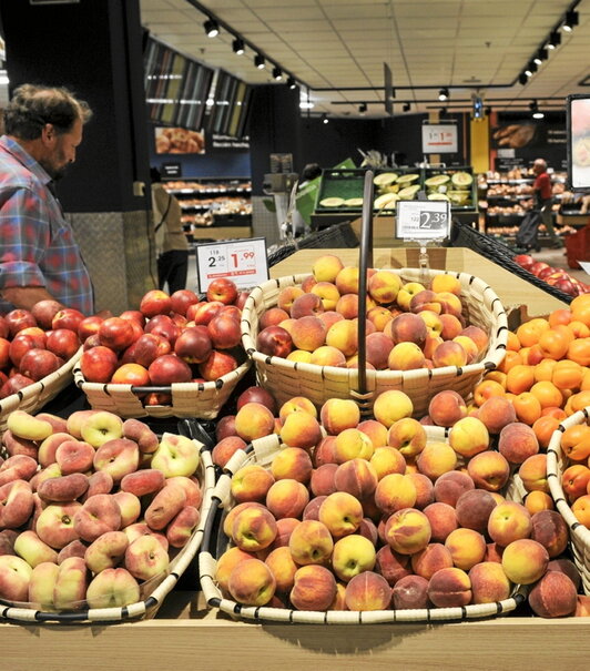 Imagen de archivo de un expositor de fruta.