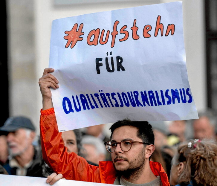 Kalitatezko prentsa aldarrikatzen, Vienan, Austrian.