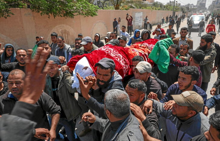 Entierro en Gaza de Hashel al-Shawarka, muerto por la metralla de los cohetes lanzados por Israel.