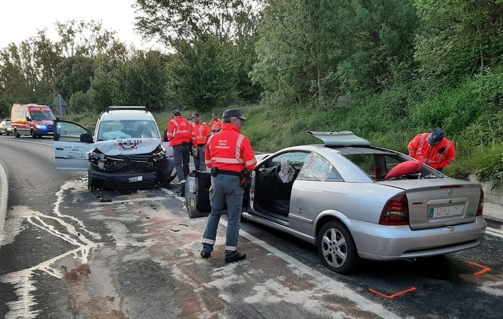 Choque frontal entre dos coches en Landaben.