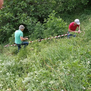 Activistas protegiendo árboles y arbustos del parque del Camino de Capuchinos.
