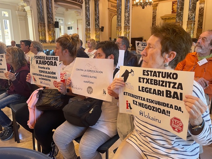 Vecinas mostrando carteles reivindicativos en la sesión plenaria.