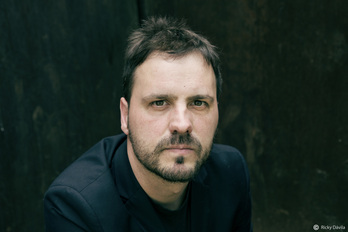 Kirmen Uribek Eusko Ikaskuntzaren saria lortu du.