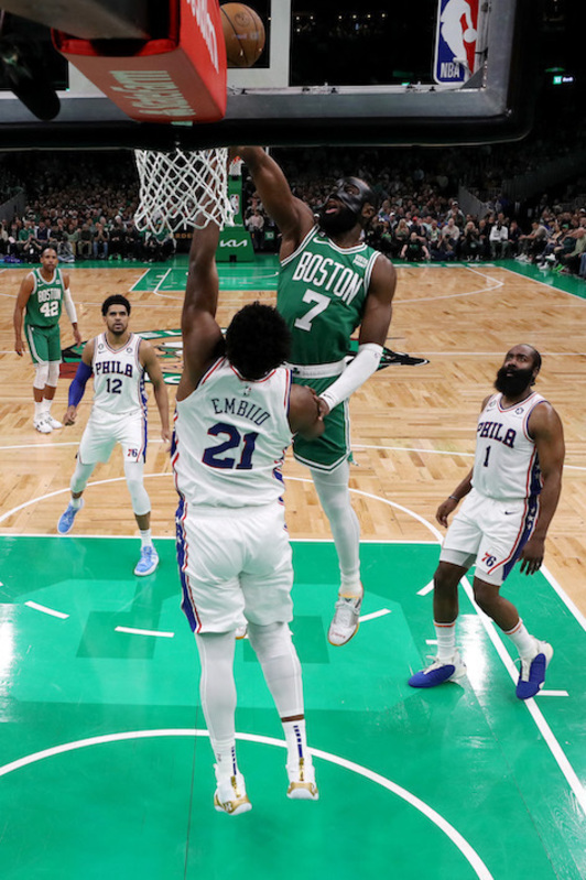 Jaylen Brown supera a Joel Embiid en el primer partido del pívot camerunés tras su lesión.