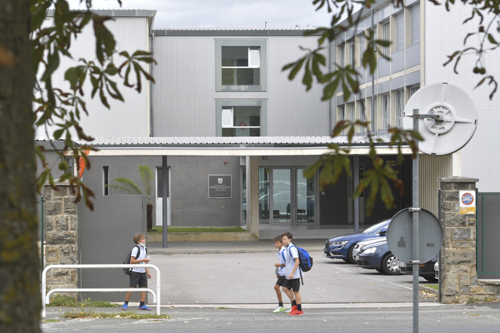 Puerta de accerso al colegio El Redín. 