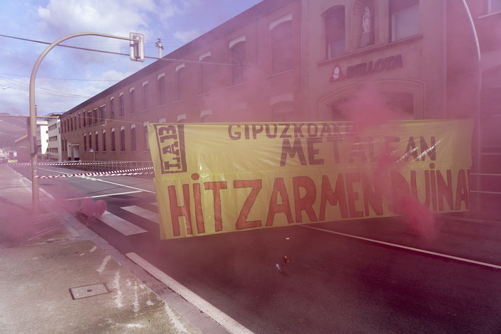 Corte de carretera en Legazpi en protesta por la falta de convenio. 