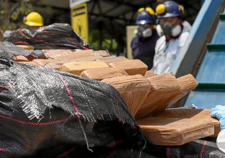 Los bloques de cocaína incautada se trasladan a una planta de reciclaje de residuos.