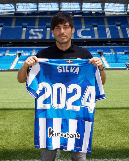 Imagen de David Silva, después de firmar la renovación.