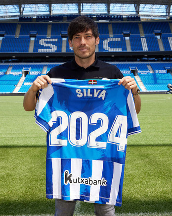 Imagen de David Silva, después de firmar la renovación.