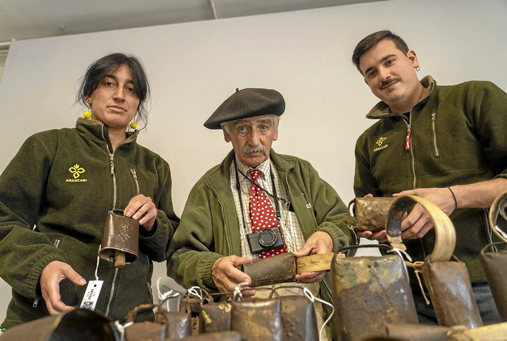 Ezker-eskuin, Maite Errarte, Fermin Leizaola eta Suberri Matelo. Leizaolak bere ibilbidean bildutako objektuak katalogatzen ari dira hirurak.