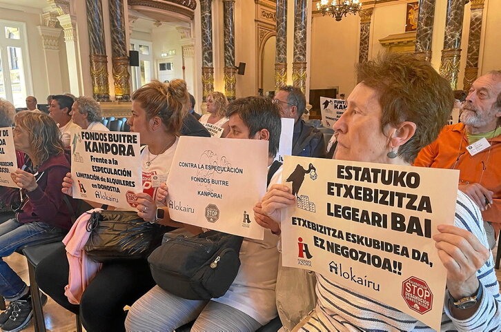 Vecinas mostrando carteles reivindicativos en la sesión plenaria de ayer en Donostia.