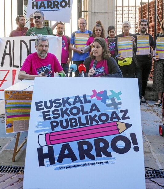 Gasteizko Parlamentuaren atean agertu ziren.