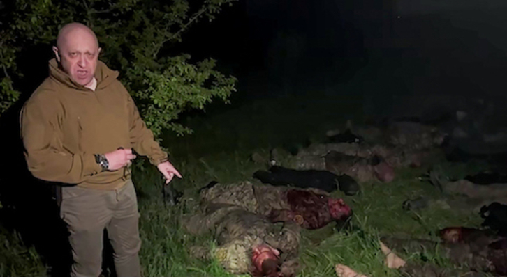 Wagnerreko buruak bere mertzenarioen gorpuak erakusten du bideoan munizio falta salatzeko.