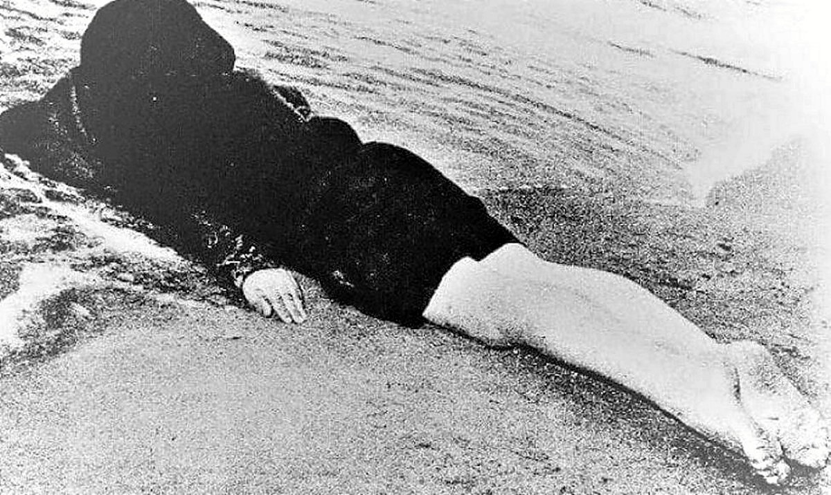 Irudian, Montesiren gorpua hondartzan agertu zenekoa.