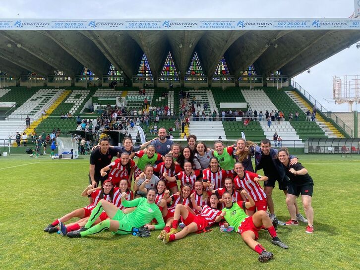 Plantilla y cuerpo técnico del Athletic B celebran el último triunfo en Cáceres.