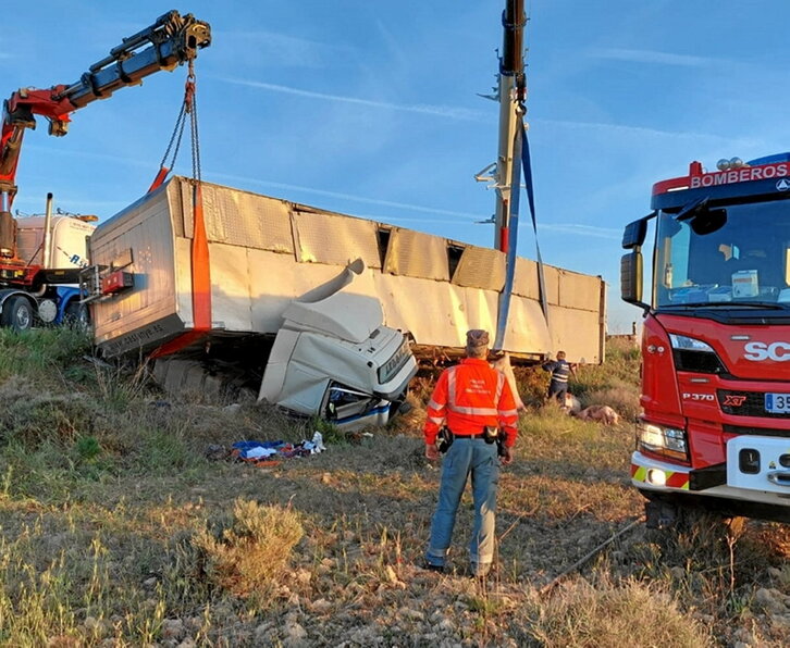 Grúas recuperan el camión accidentado en Santacara.